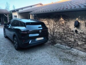 Lire la suite à propos de l’article Bornes de Recharge pour Véhicules Électriques : Autonomie, Coût et Réalité de la Mobilité Électrique