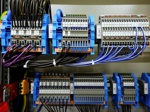 You are currently viewing Évolution des tarifs de l’électricité en 2025 : une baisse en trompe-l’œil ?