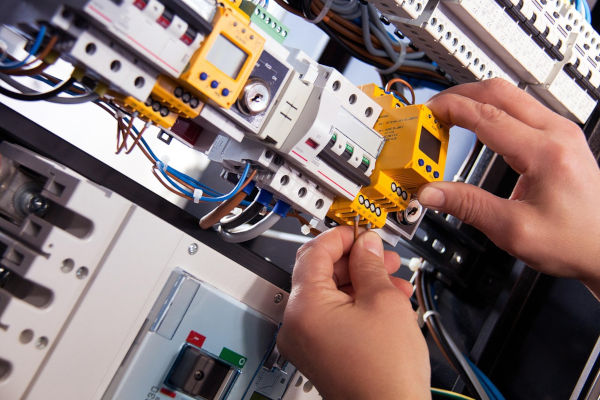 You are currently viewing électricité générale : électricité triphasée vs monophasée, quelles différences et dans quels cas ?